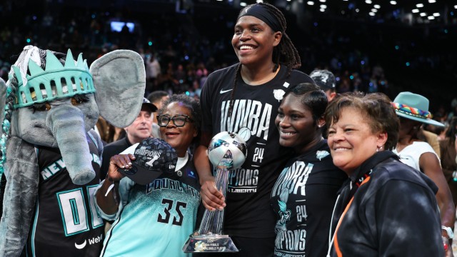 New York Liberty players celebrating on the court